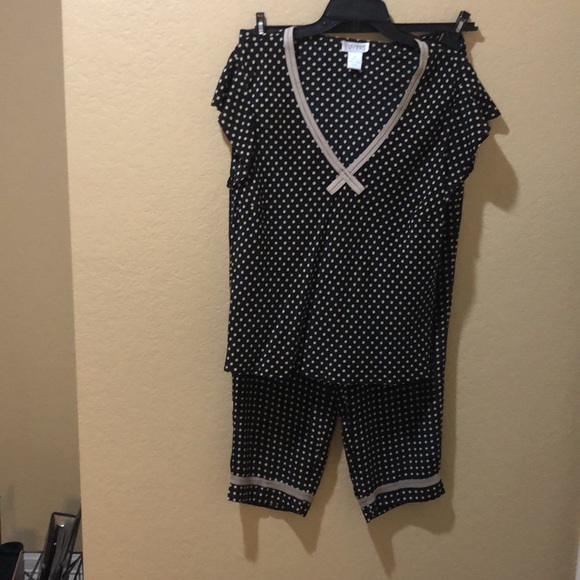 Allison Taylor top and pants. - Picture 5 of 6